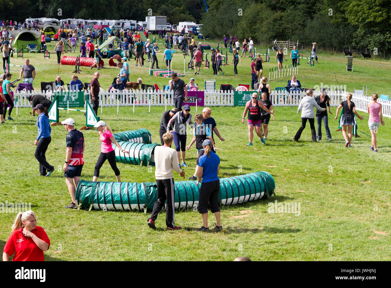 Rockingham, Northamptonshire, Großbritannien am 13. August 2017. Kennel Club International Agility Festival am letzten Tag, Handler gehen der Kurs vor dem Start eines Wettbewerbs, die Veranstaltung ist offen für alle Arten von Hunden, Credit: Keith J Smith./Alamy leben Nachrichten Stockfoto