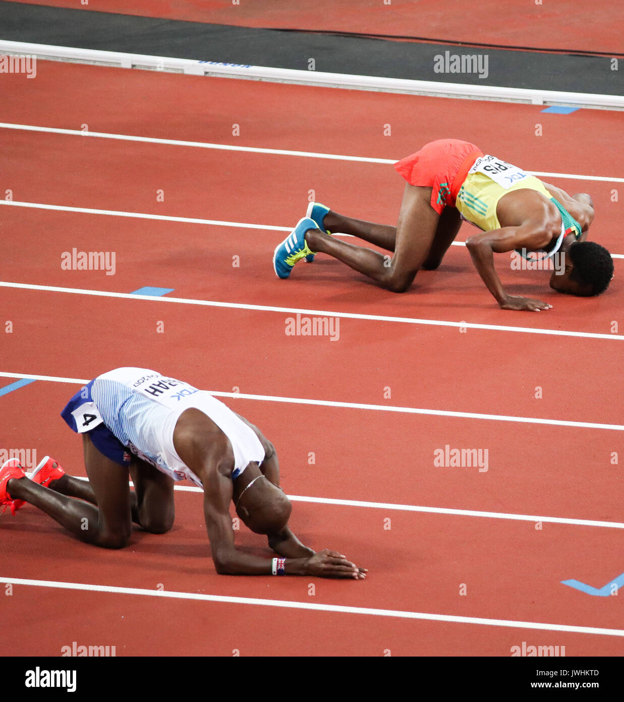 London, Großbritannien. 12 Aug, 2017. Mo Farah, Großbritannien, und Muktar Edris, Äthiopien, knien auf der Spur nach den Herren 5000 m Finale, das Edris gekrönten Weltmeister am Tag neun der IAAF London 2017 Weltmeisterschaften am London Stadion gesehen. Credit: Paul Davey/Alamy leben Nachrichten Stockfoto