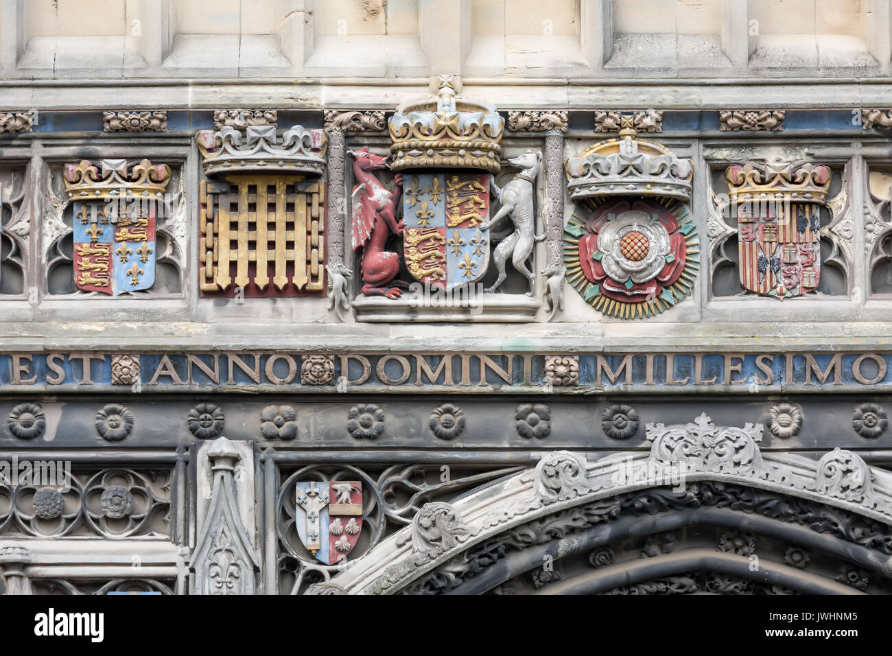 Dekorationen an der Fassade Eingang der Kathedrale von Canterbury, Kent, England Stockfoto