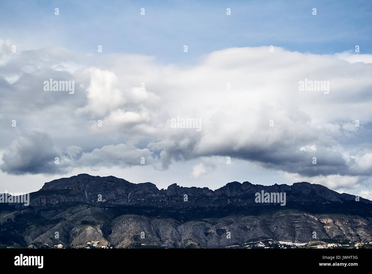 Grosse Wolke im Himmel über Altea Hills Stockfoto