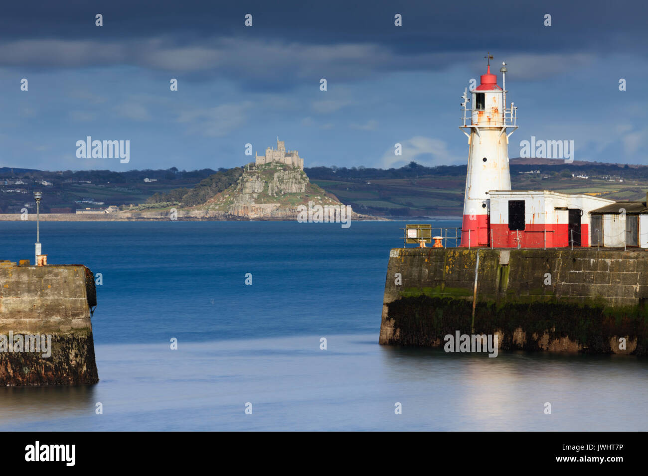 Newlyn Harbour mit St Michael's Mount in der Ferne. Stockfoto