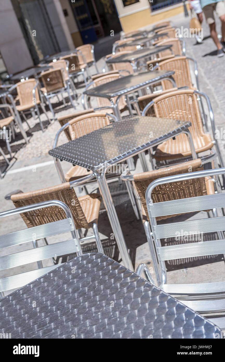 Tische und Stühle aus Metall auf der Terrasse einer Bar Stockfoto