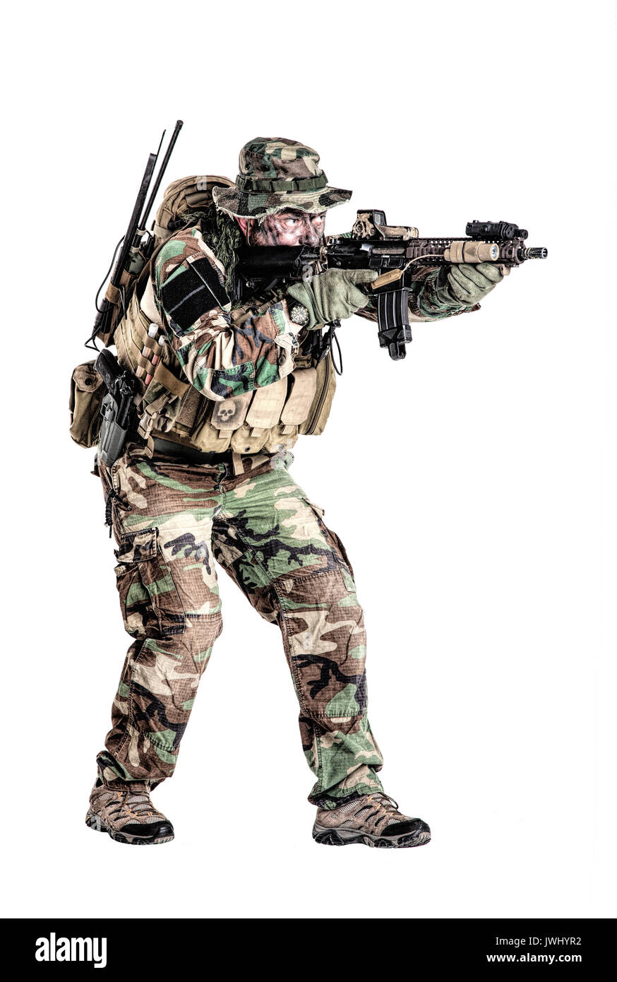 Special forces Usa im Tarnanzug Uniformen Studio gedreht. Halten sie Waffen tragen Jungle Hut, schießen auf der Bewegung, angreifenden Feind. Studio sh Stockfoto