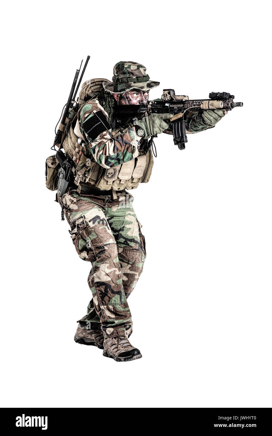 Special forces Usa im Tarnanzug Uniformen Studio gedreht. Halten sie Waffen tragen Jungle Hut, schießen auf der Bewegung, angreifenden Feind. Studio sh Stockfoto