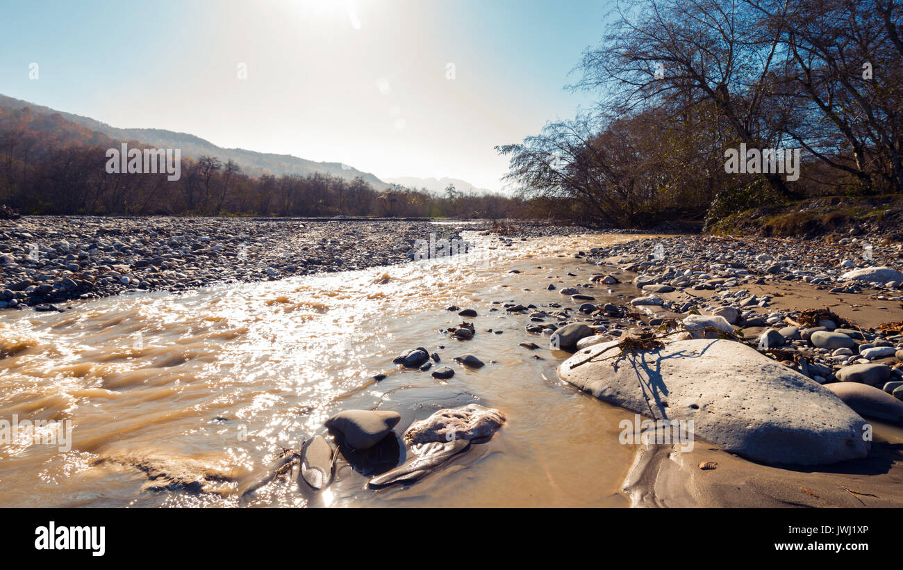 Flussbett eines schnellen mountain river. Herbst Landschaft Stockfoto