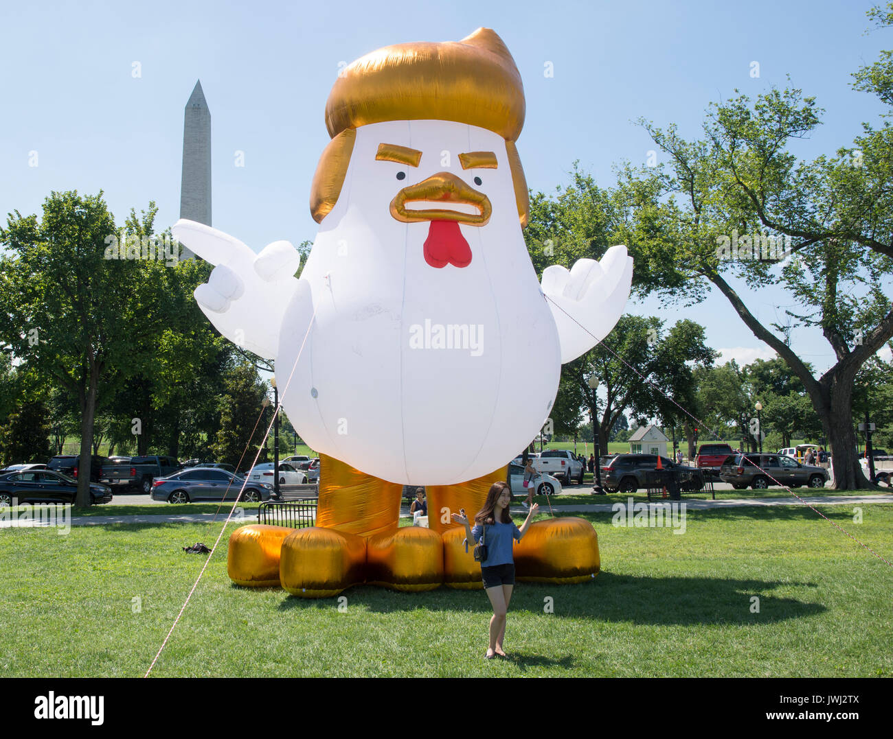 Riesigen aufblasbaren Karikatur von Donald Trump in der Form eines Huhn, auf der Ellipse in Washington DC. Stockfoto