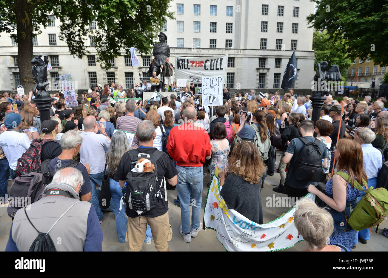 Tierschützer protestieren gegen die Tötung von Tieren für Sport erreichen, Whitehall, London, am ersten Tag des Moorhuhn schießen Saison. Stockfoto