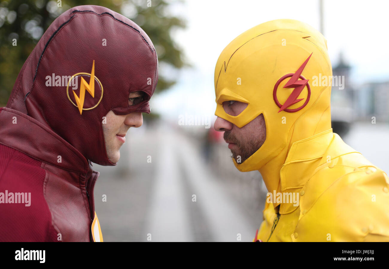(Nach rechts) Cairan O'Rielly als Flash und Jay McKeown als umgekehrter Flash, bei der jährlichen Comic Con im Dubliner Übereinkommen Mitte links. Stockfoto