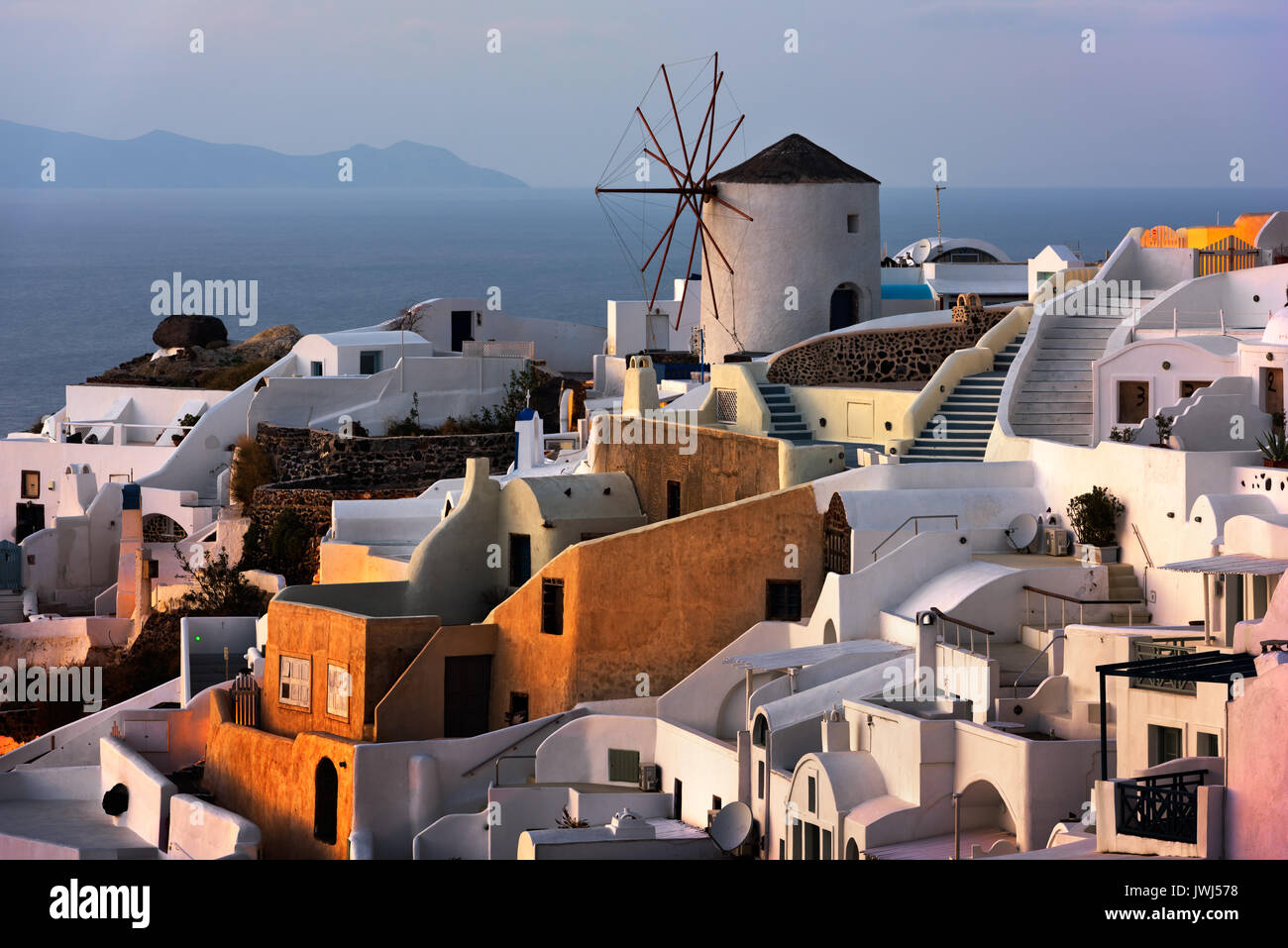 Die Windmühlen von Oia, Santorini, Griechenland Stockfoto