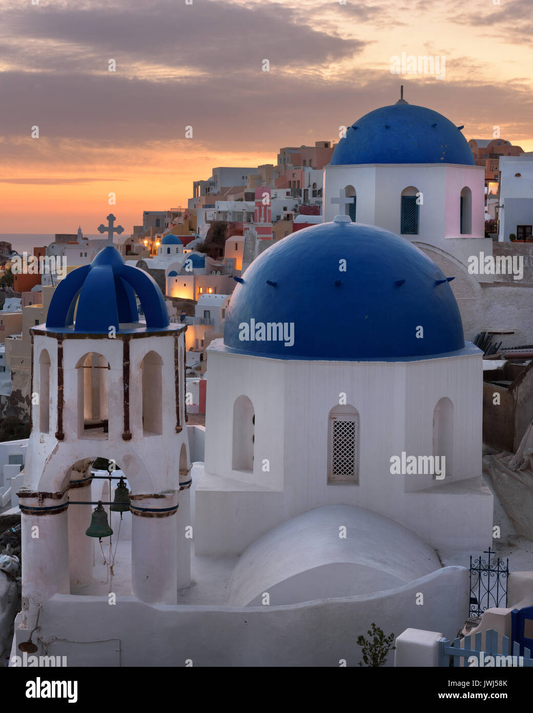 Der hl. Spyridon Kirche und Anastasis Kirche am Morgen, Oia, Santorini, Griechenland Stockfoto