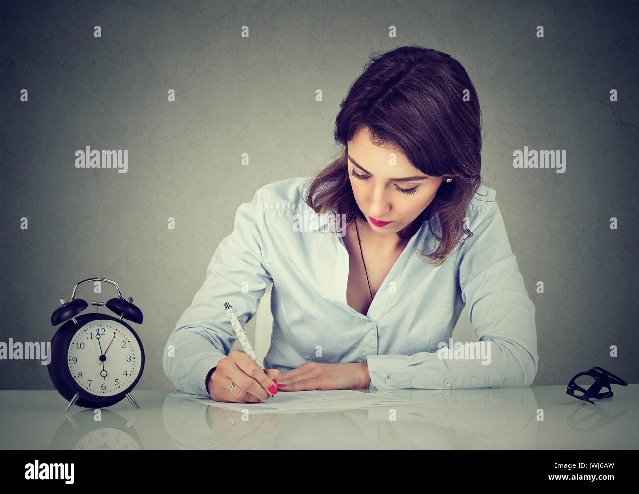 Serious Business Frau einen Brief schreiben oder das Ausfüllen eines Antragsformulars Stockfoto