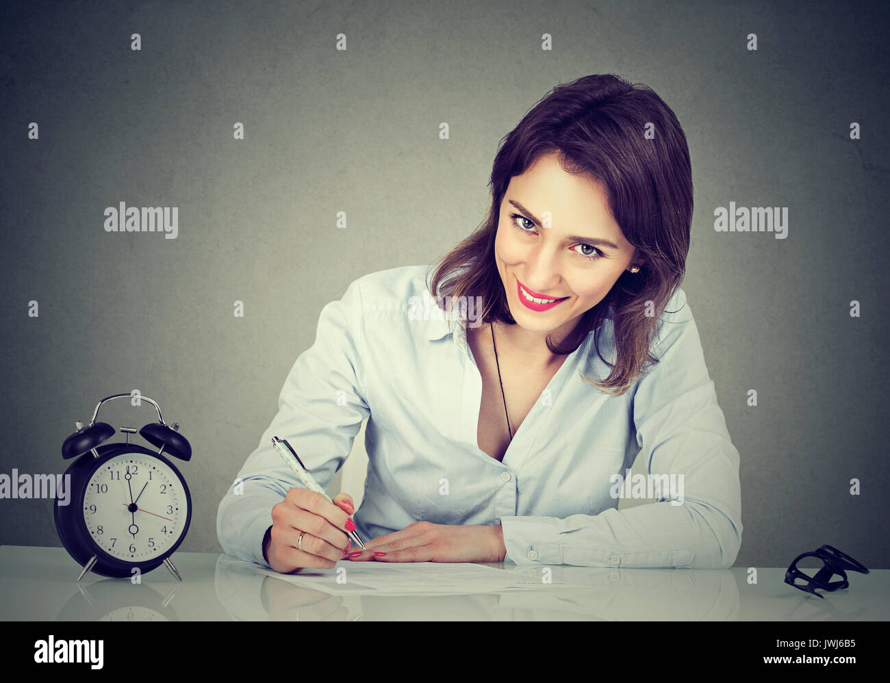 Business Frau einen Brief schreiben oder das Ausfüllen eines Antragsformulars Stockfoto