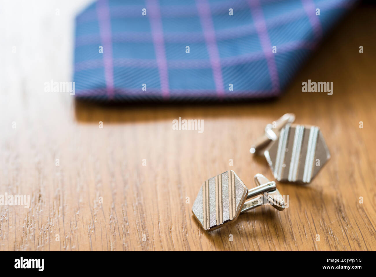 Silber Manschettenknöpfe und binden Sie auf Holz- Hintergrund. Stockfoto