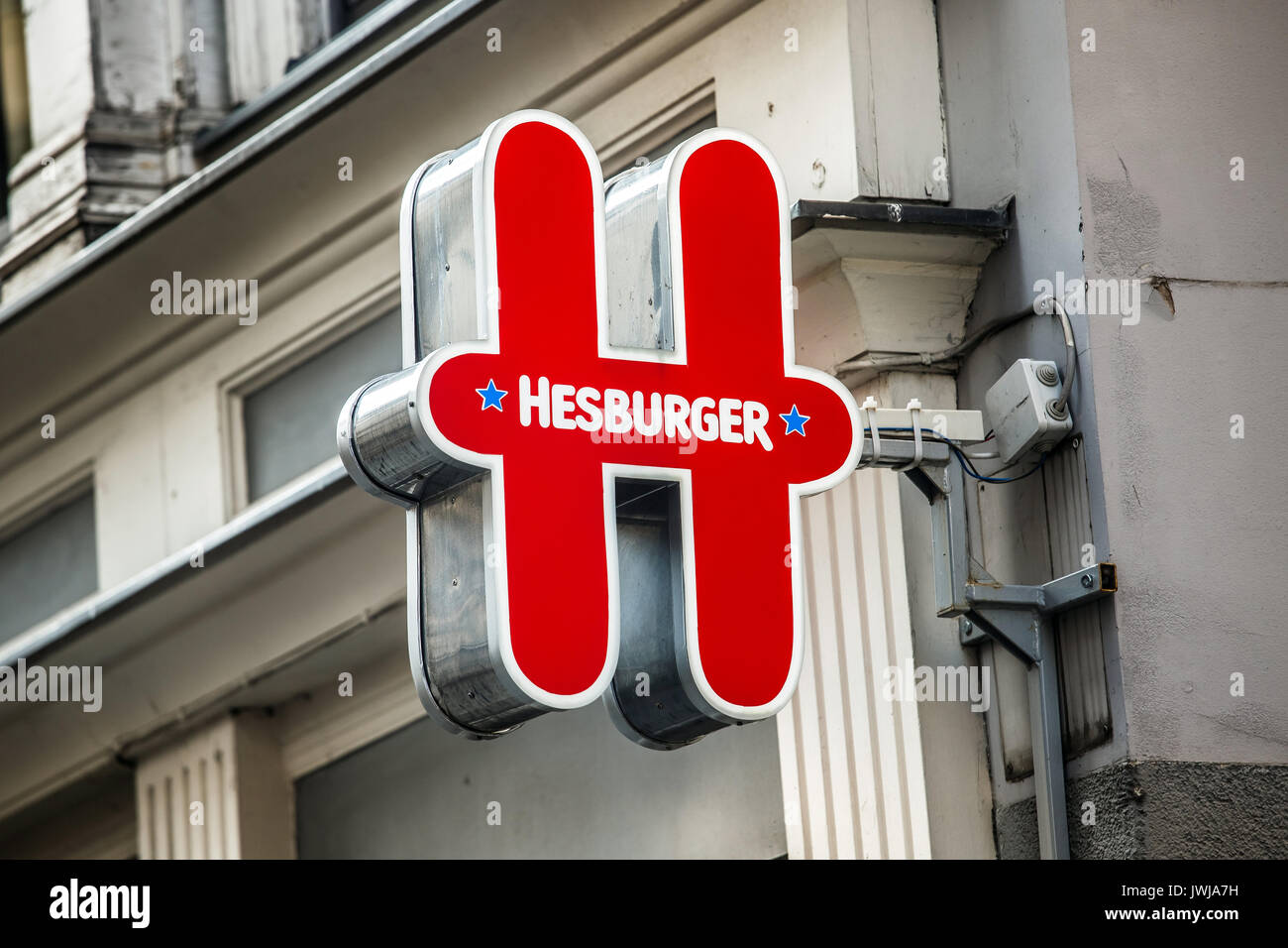 Riga, Lettland - Juli, 2017: Hesburger logo Zeichen in Riga, Lettland. Hesburger ist eine Fast-Food-Kette Restaurant in Turku, Finnland Stockfoto