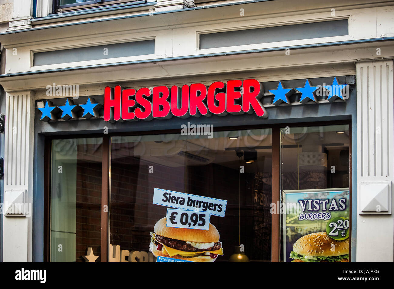 Riga, Lettland - Juli, 2017: Hesburger logo Zeichen in Riga, Lettland. Hesburger ist eine Fast-Food-Kette Restaurant in Turku, Finnland Stockfoto