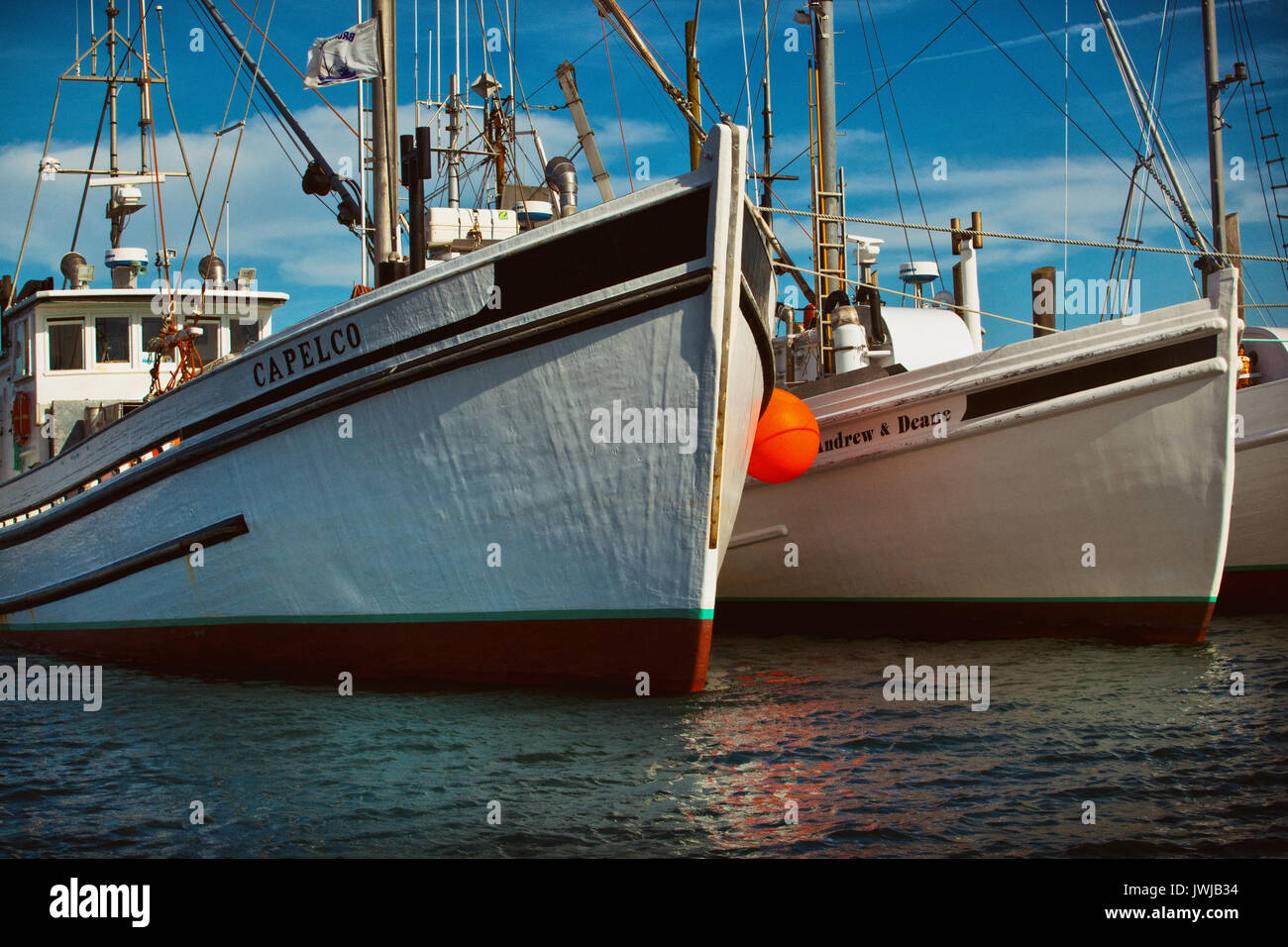 Die Raffinerie Türme von Saint John, wie über von der Saint John River gesehen, sind ein starker Kontrast zu den wunderschönen Sonnenaufgang. Stockfoto