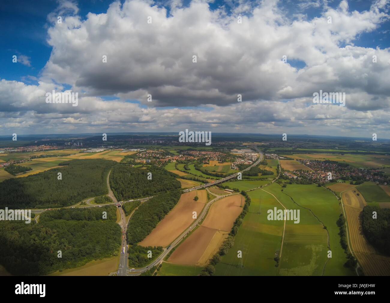 Luftaufnahme der Landschaft in der Nähe der Stadt Herzogenaurach in Bayern in Deutschland mit bewölktem Himmel Stockfoto