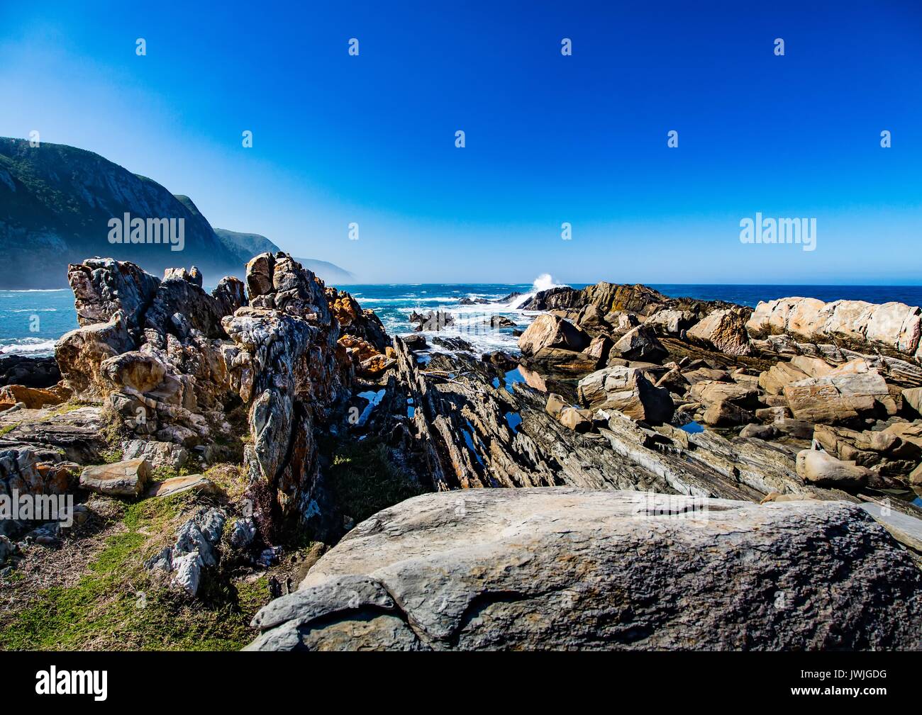 Brechende Wellen an der Küste des Otter Trail am Indischen Ozean in Südafrika Stockfoto