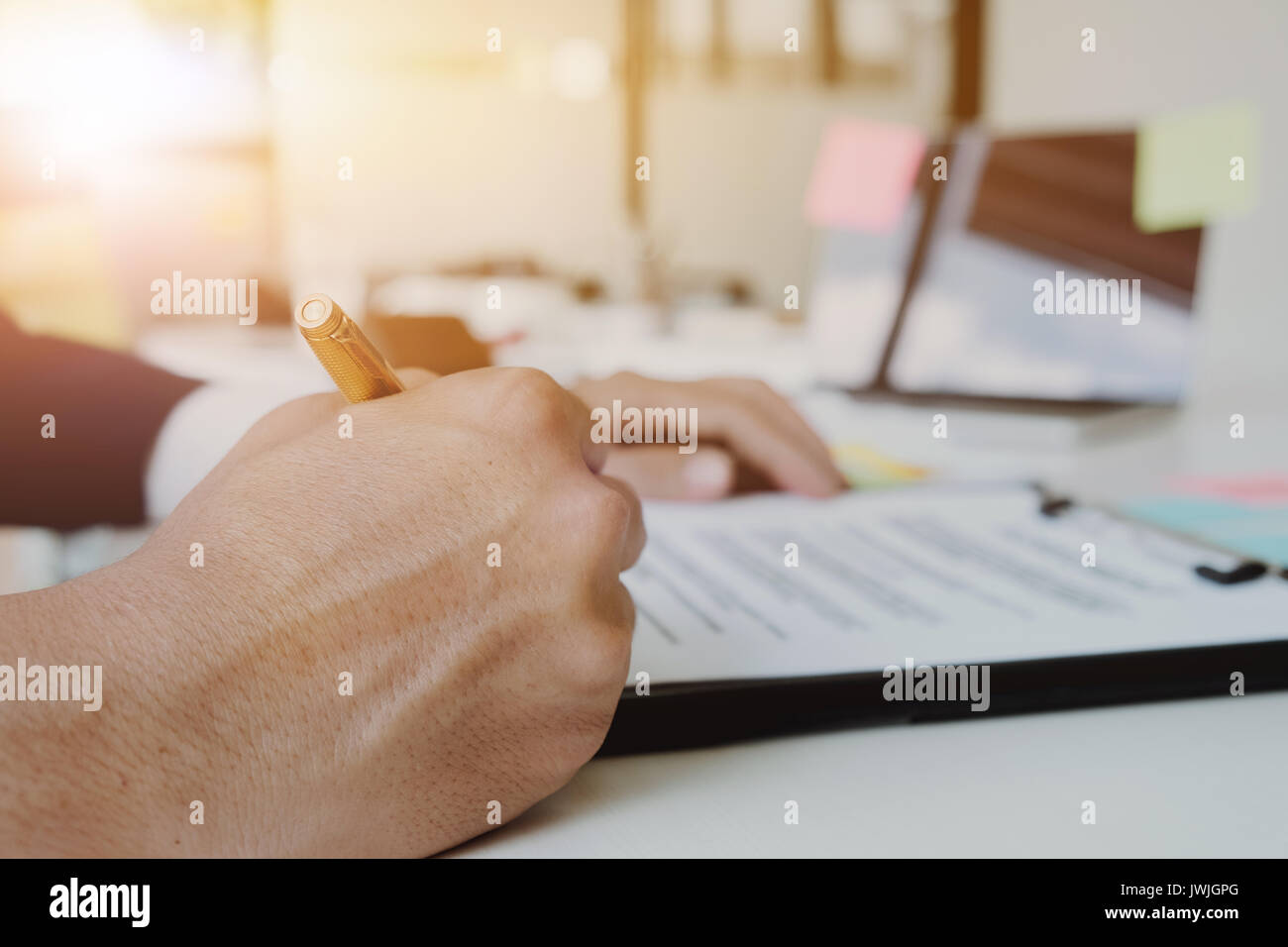 Nahaufnahme, Geschäftsmann ist die Unterzeichnung eines Vertrags, business Vertrag details Stockfoto