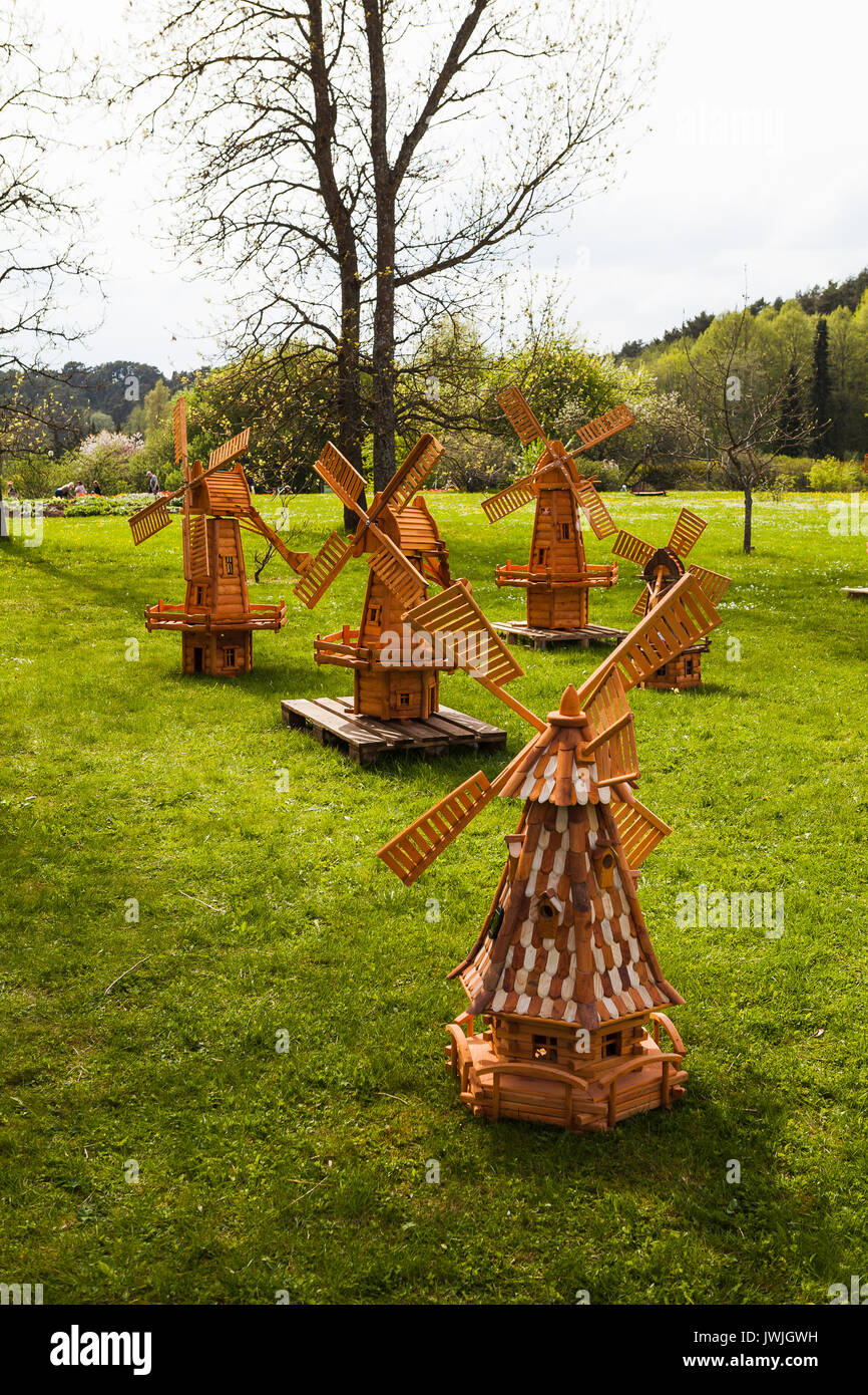 Kleine hölzerne Windmühlen für dekorative Garten. Stockfoto