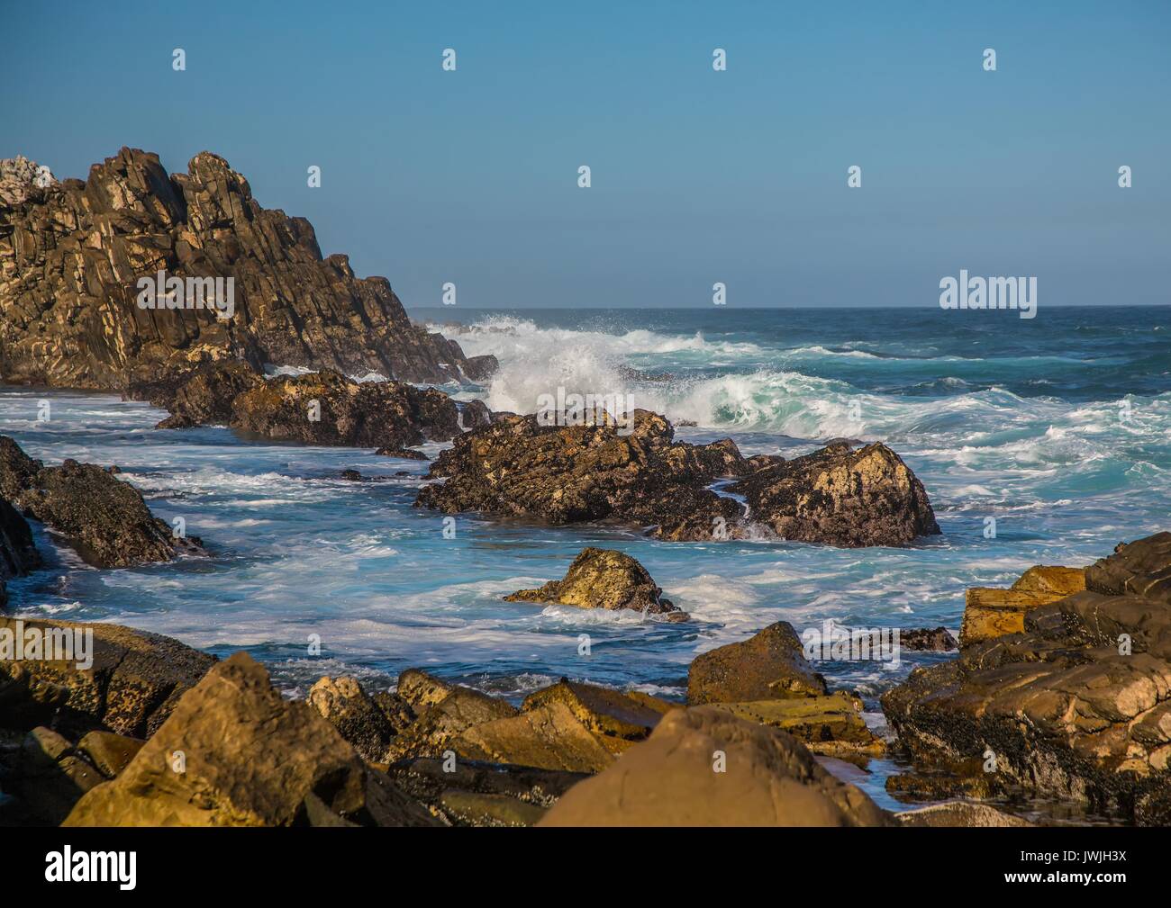 Brechende Wellen an der Küste des Otter Trail am Indischen Ozean in Südafrika Stockfoto