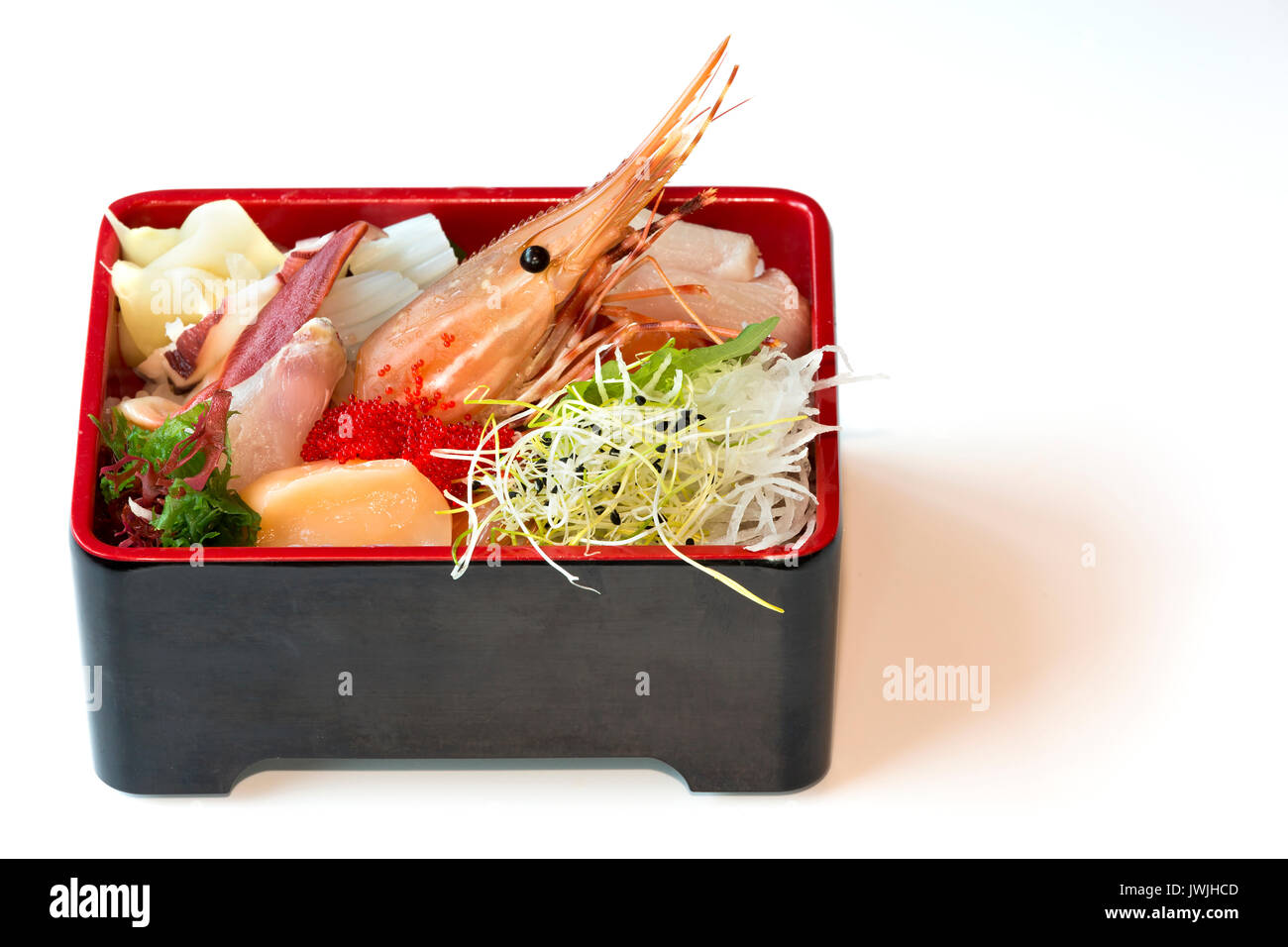 Chirashi, Nudeln und Fisch und Meeresfrüchte in einer Box Stockfoto