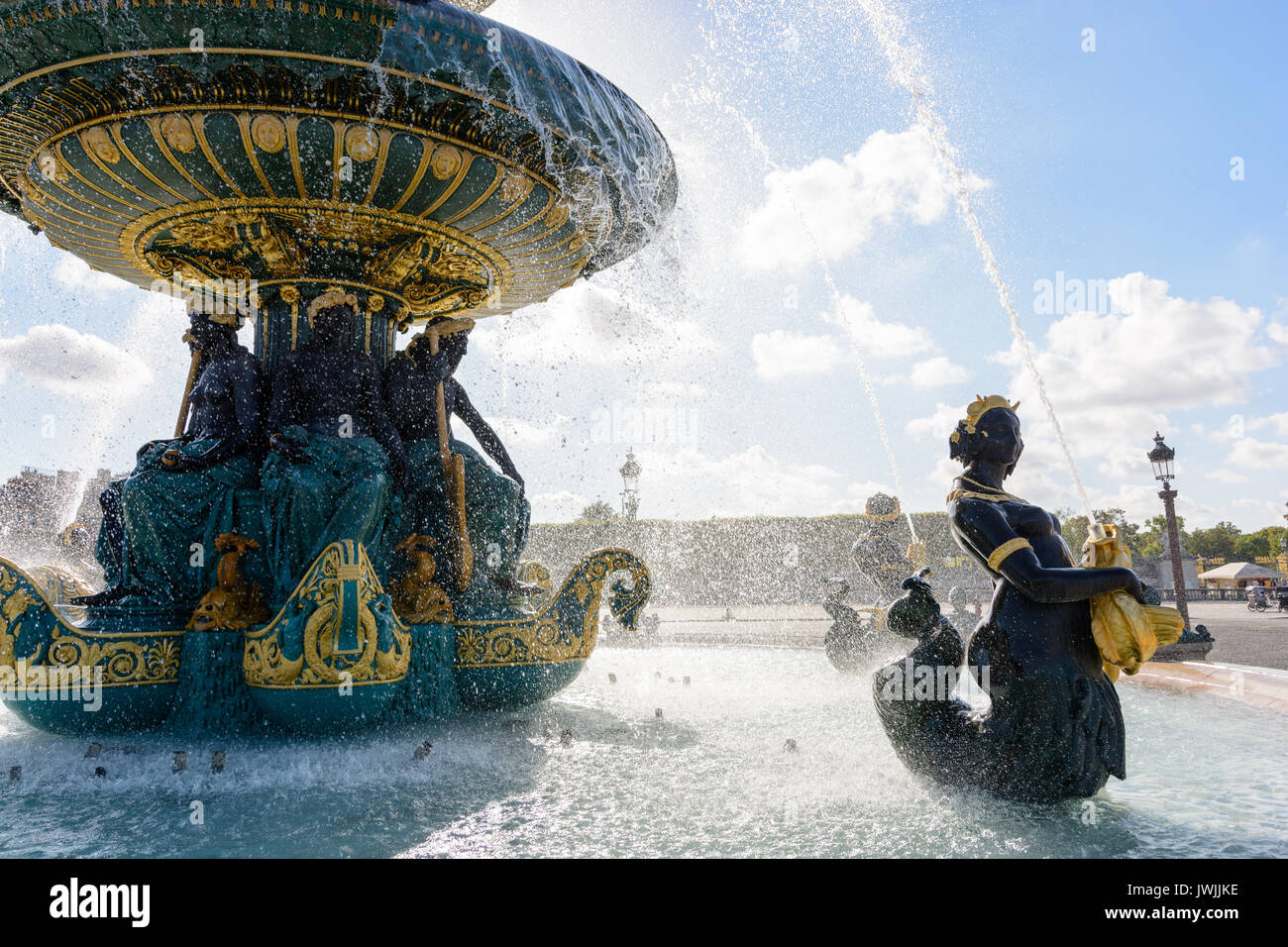 Der Brunnen der Flüsse auf dem Concorde Platz in Paris mit Statuen von Nereiden und Tritonen, die goldene Fische halten, die Wasser in das obere Becken spucken Stockfoto