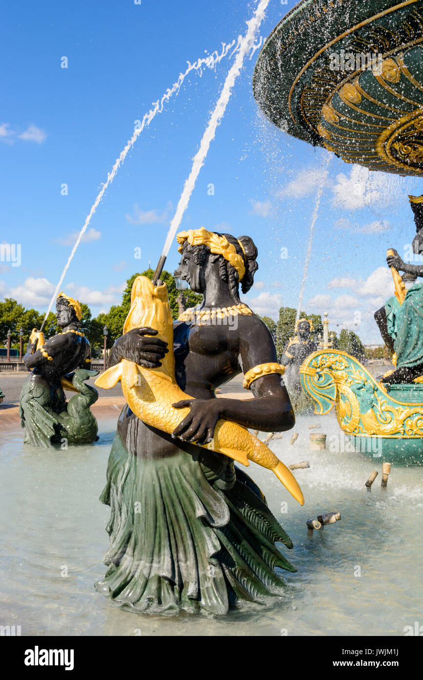 Der Brunnen der Meere auf dem Concorde-Platz in Paris mit Statuen von Nereiden und Tritonen, die goldene Fische halten, die Wasser in das obere Becken spucken. Stockfoto