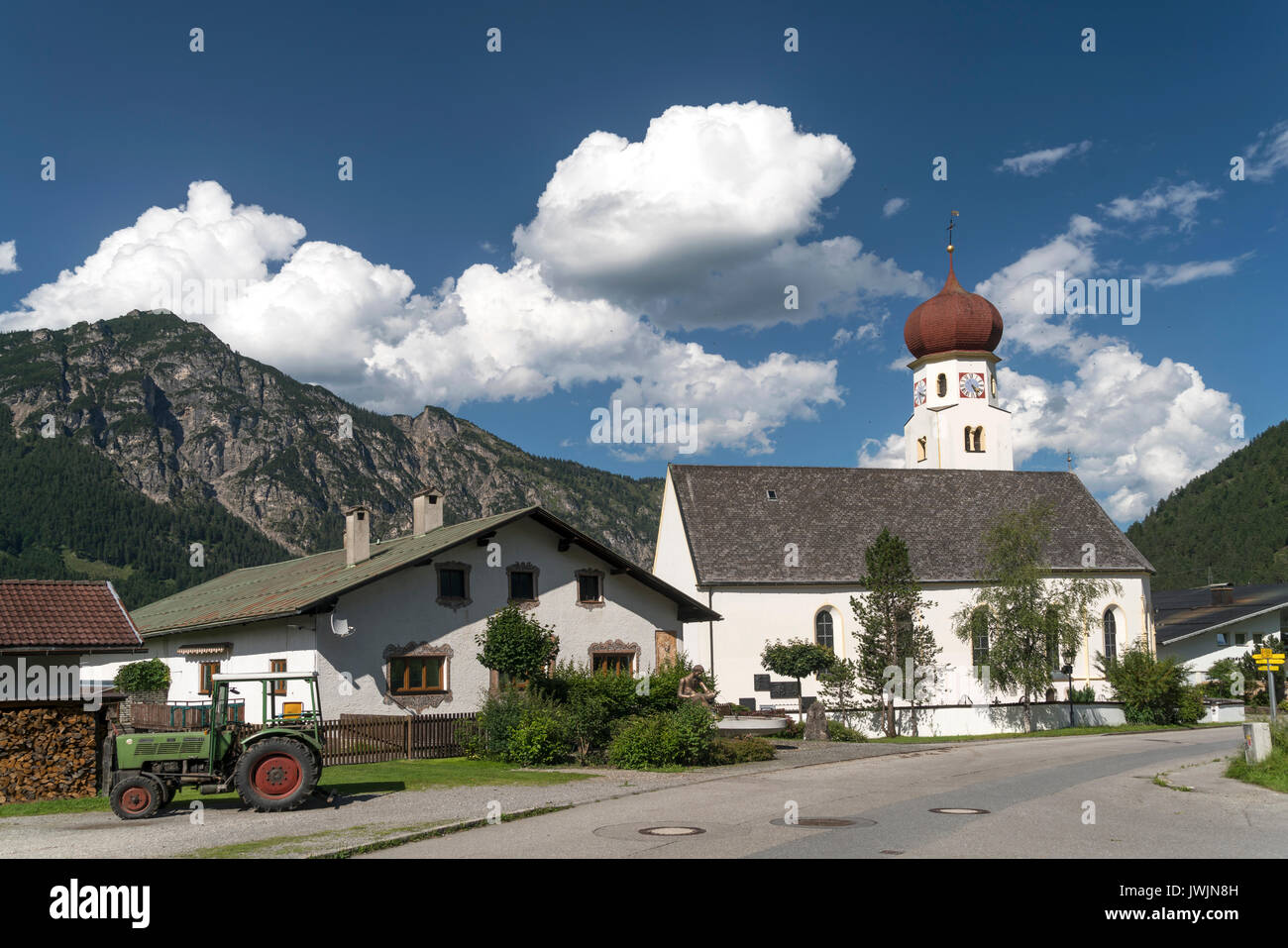 Katholische Pfarrkirche Unsere Liebe Frau Mariae Himmelfahrt, Heiterwanger See, Tirol, Österreich | katholische Kirche in Heiterwanger See, Tirol, Österreich Stockfoto