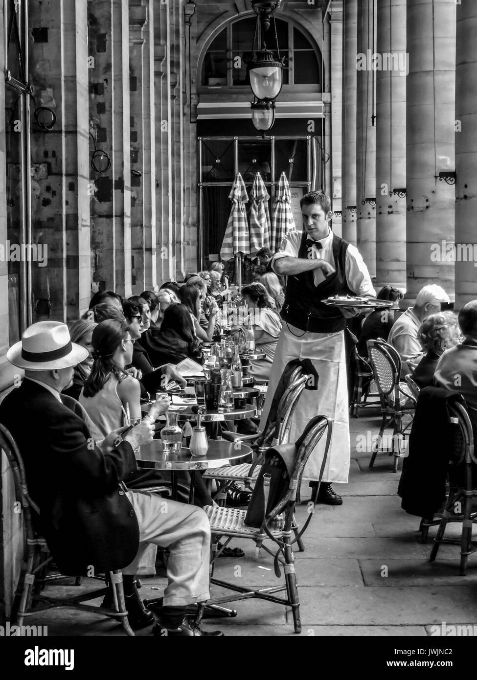 PARIS FRANKREICH - GARCON L'hinaus! - Pariser CAFE TERRASSE-KELLNER CAFE PARIS - PALAIS ROYAL PARIS © Frédéric BEAUMONT Stockfoto