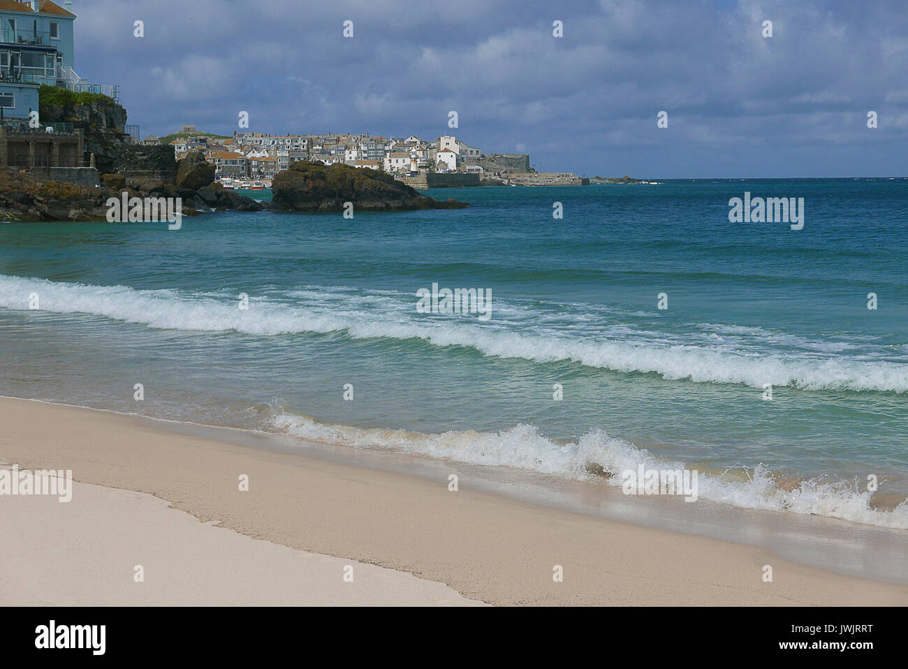 Porthminster Beach, St. Ives mit Hafen in weiter Ferne. Stockfoto