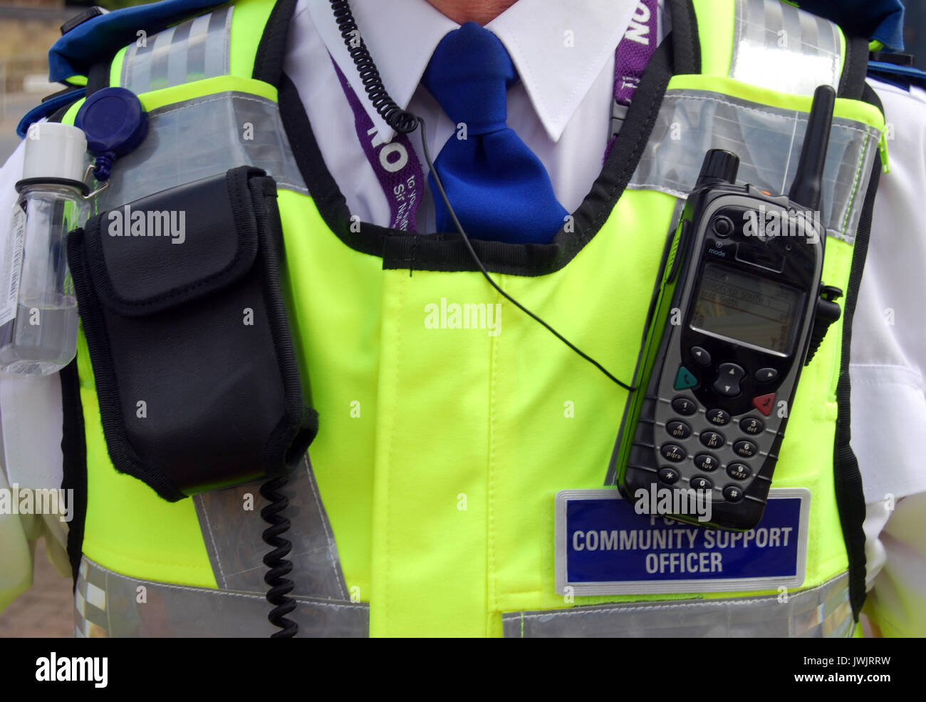 Nahaufnahme einer Community Support Officer Patrouillen in den Straßen der Stadt. Stockfoto