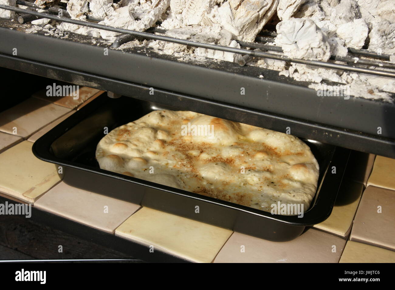 Pizza Brot unter Grill zubereitet Stockfoto