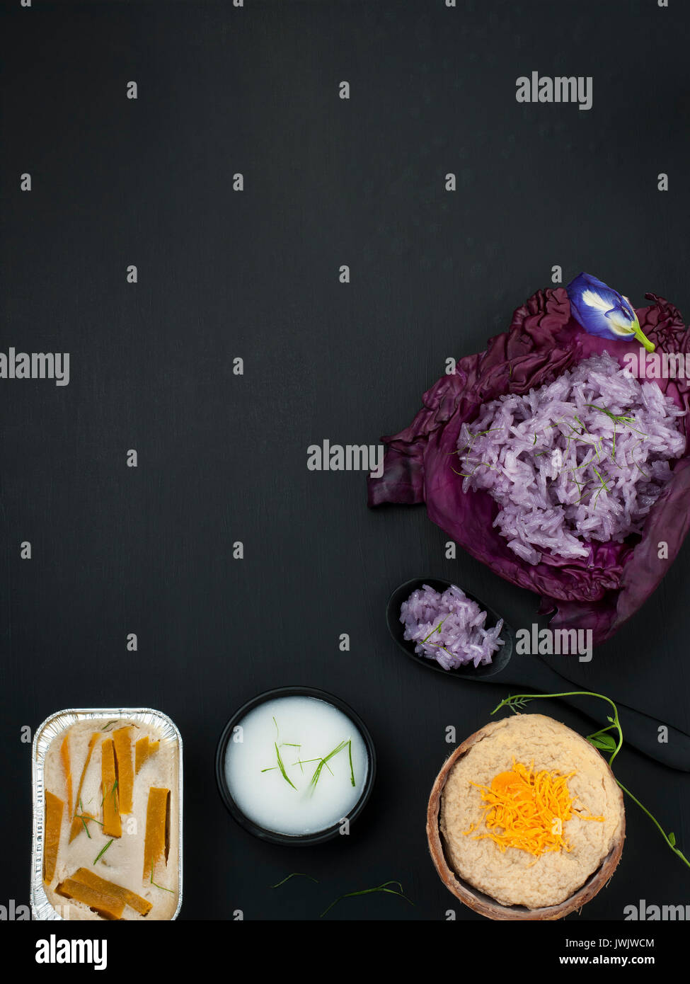 Blauen Erbse klebriger Reis thailändische Vanillesauce mit Kokosmilch thailändisches Dessert Asian Food Styling Stockfoto