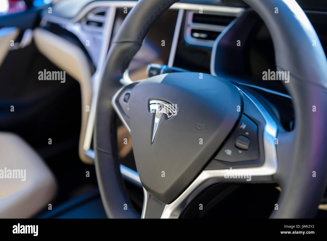 Lenkrad und Armaturenbrett des Tesla Model S P 100 D Stockfoto