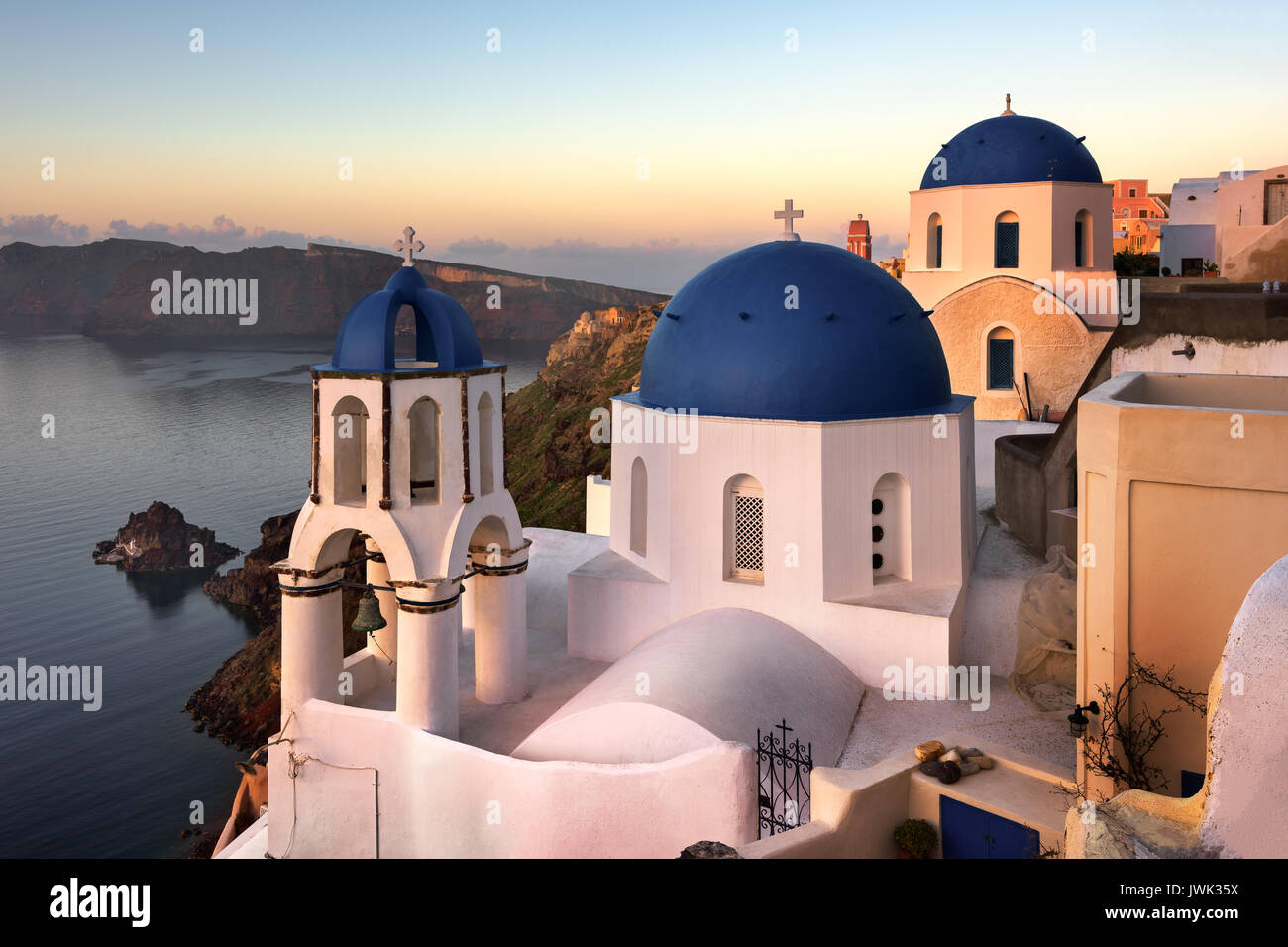 Der hl. Spyridon Kirche und Anastasis Kirche am Morgen, Oia, Santorini, Griechenland Stockfoto