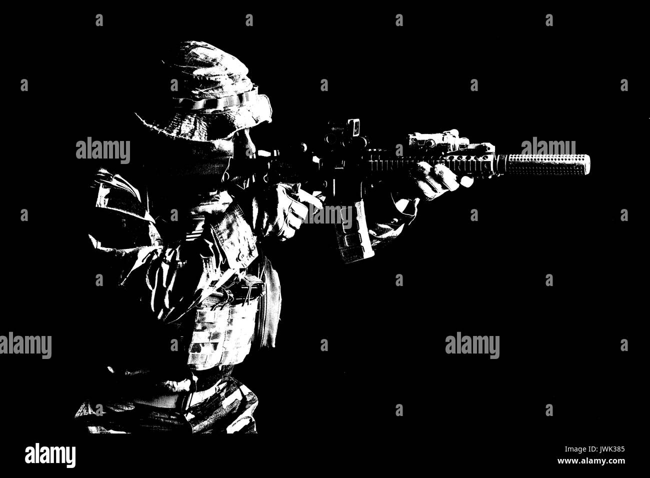 Bärtige Special forces Usa im Tarnanzug Uniformen studio Shot halbe Länge schwarzer Hintergrund, mit Hintergrundbeleuchtung. Er ist Schießen Feind zu töten, Stockfoto
