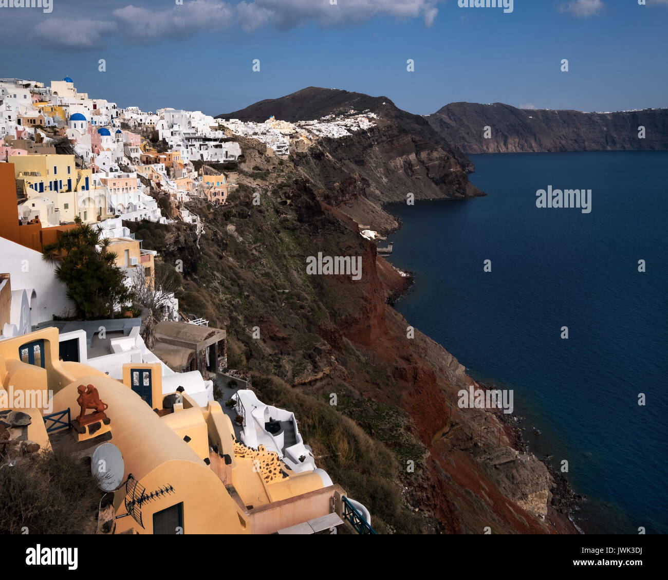 Weiße Häuser im Dorf in Oia, Santorini, Griechenland Stockfoto