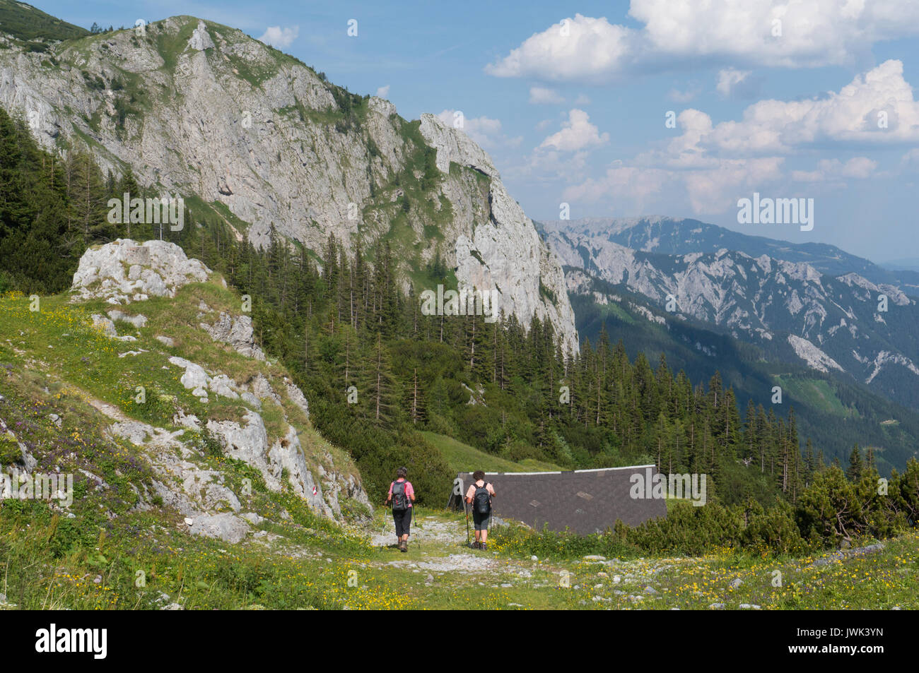 Zwei ältere Wanderer ihren Weg den Berg hinunter, Stockfoto