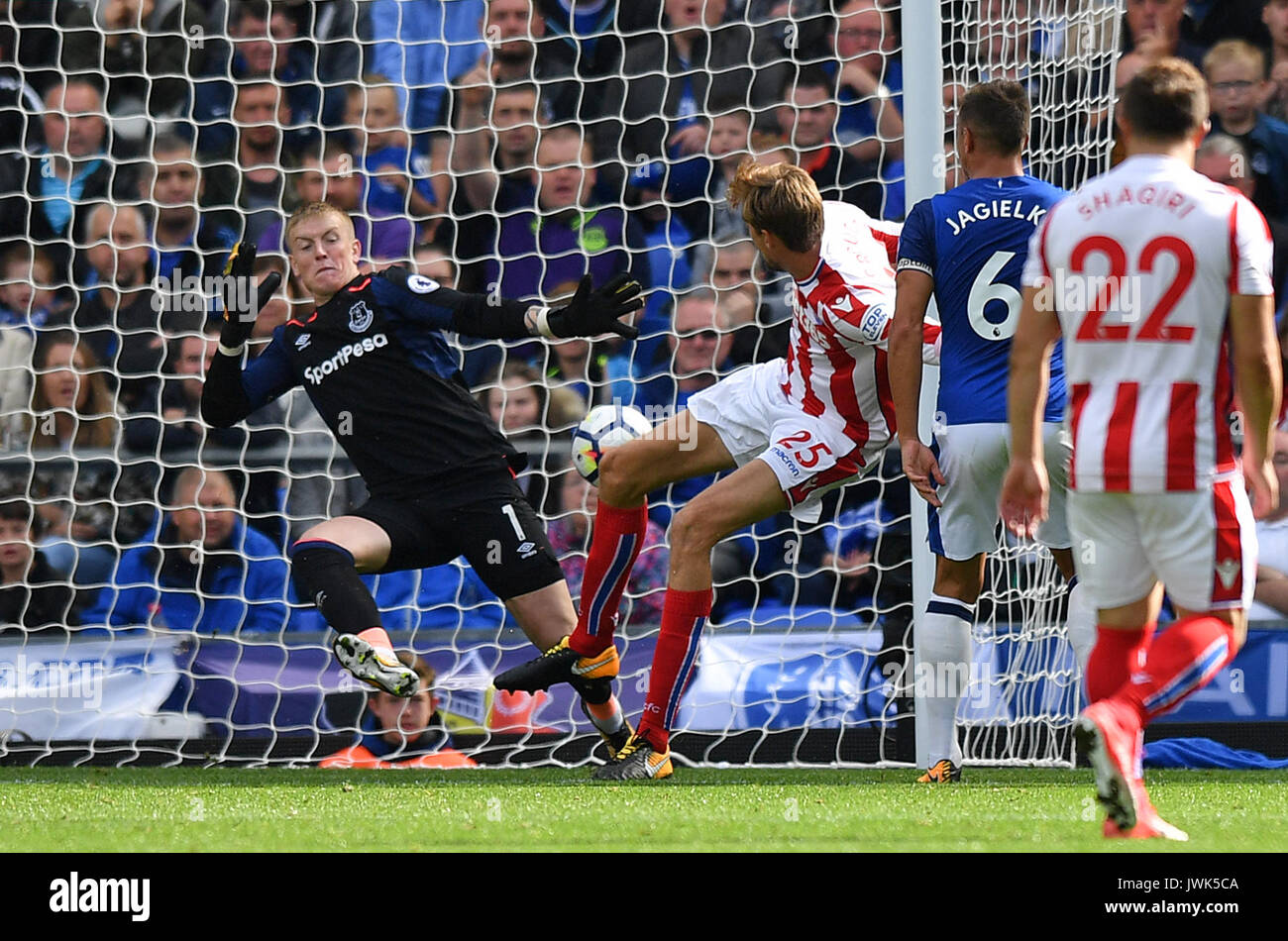 Everton Torwart Jordanien Pickford (links) macht eine von Stoke City Peter Crouch während der Premier League Spiel im Goodison Park, Liverpool zu speichern. Stockfoto