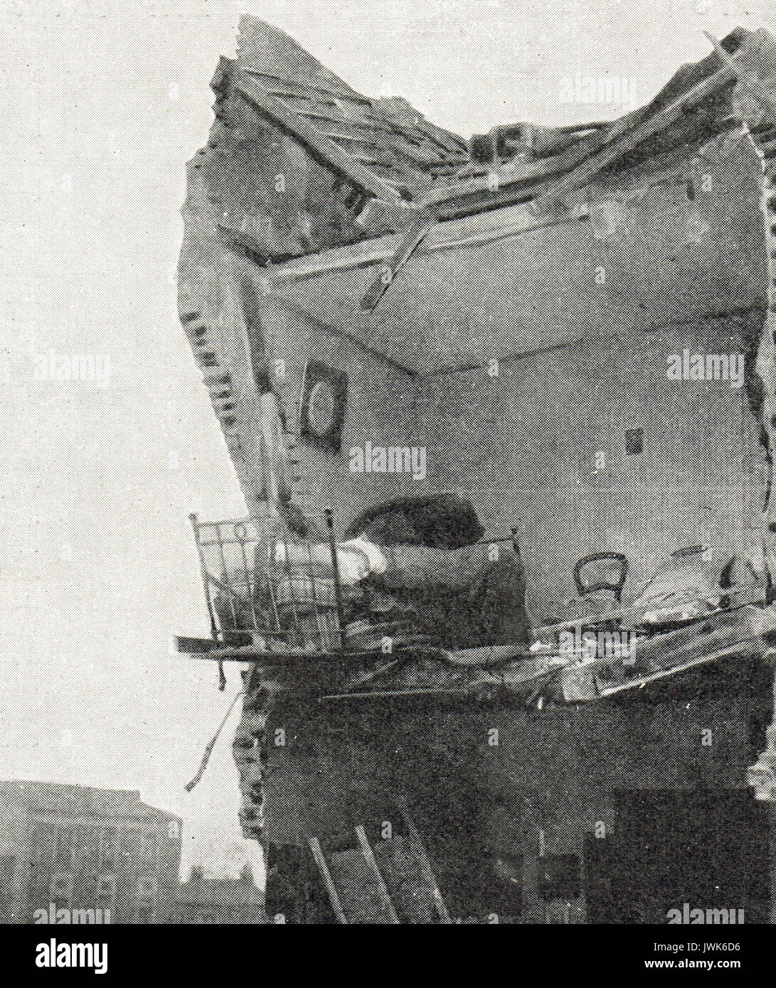 Bett prekär hängend nach Paris Zeppelin Bombardierung 1916, WK 1. Stockfoto
