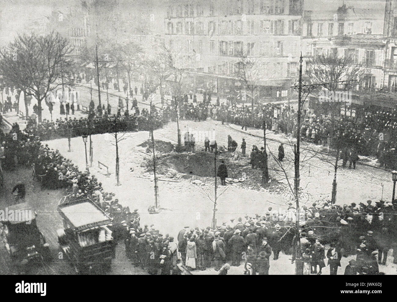 Zeppelin Bombentrichter im Zentrum von Paris, 1916 Stockfoto