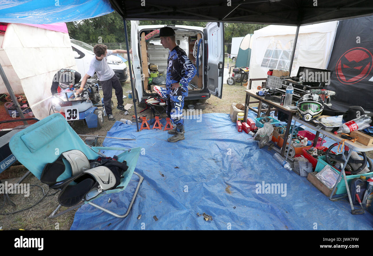 Mitglieder aus dem MVYC team Anpassungen ihrer Mäher nach dem Qualifying für das britische Rasenmäher Racing Association 12 Stunden-Rennen bei fünf Eichen in der Nähe von Billingshurst in West Sussex. Stockfoto