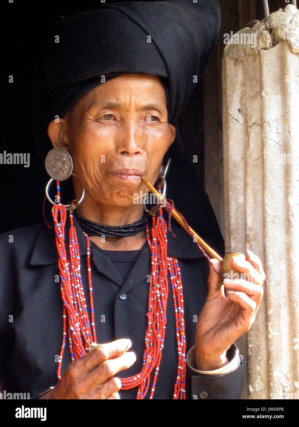 Die burmesische Hill Tribe Frauen in traditionellen Kleid rauchen Rohr Stockfoto