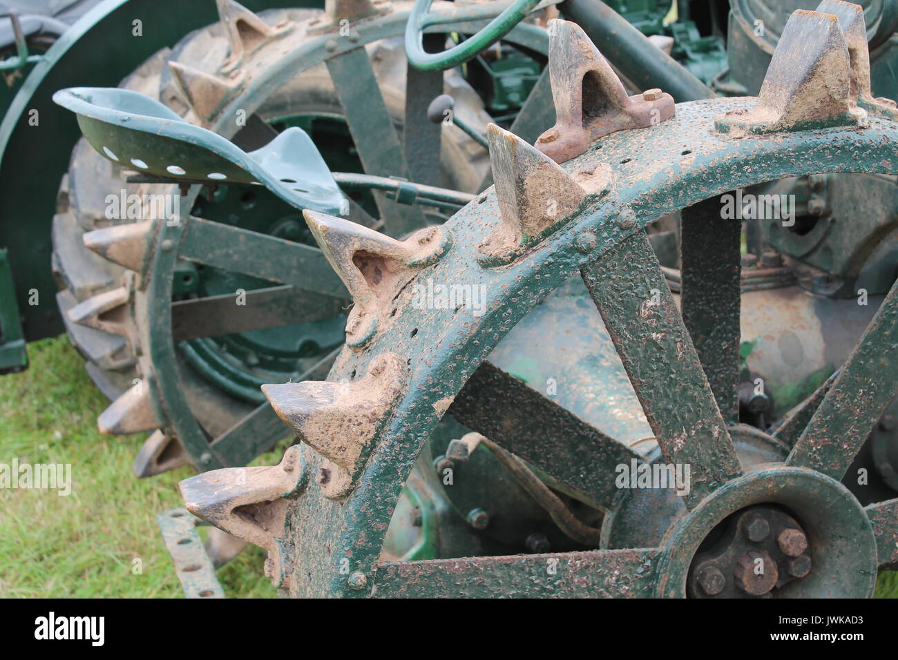 Vintage Pfennigabsaetzen Räder des Schleppers an einer landwirtschaftlichen Ausstellung in Devon. Stockfoto