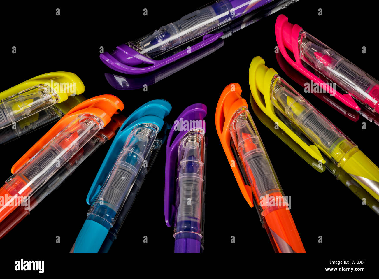 Schulmaterial aus Stifte von Farbe Stockfoto