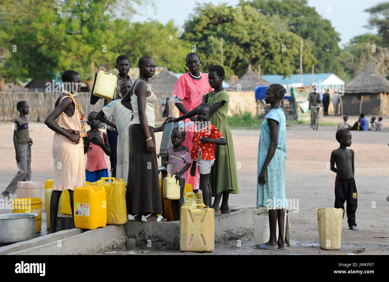 Süd-SUDAN, Rumbek, Wasserversorgung, die Frauen holen das Wasser aus der Pumpe set/SÜD-SUDAN, Rumbek, Wasserversorgung, Frauen holen Wasser von einem Brunnen Stockfoto