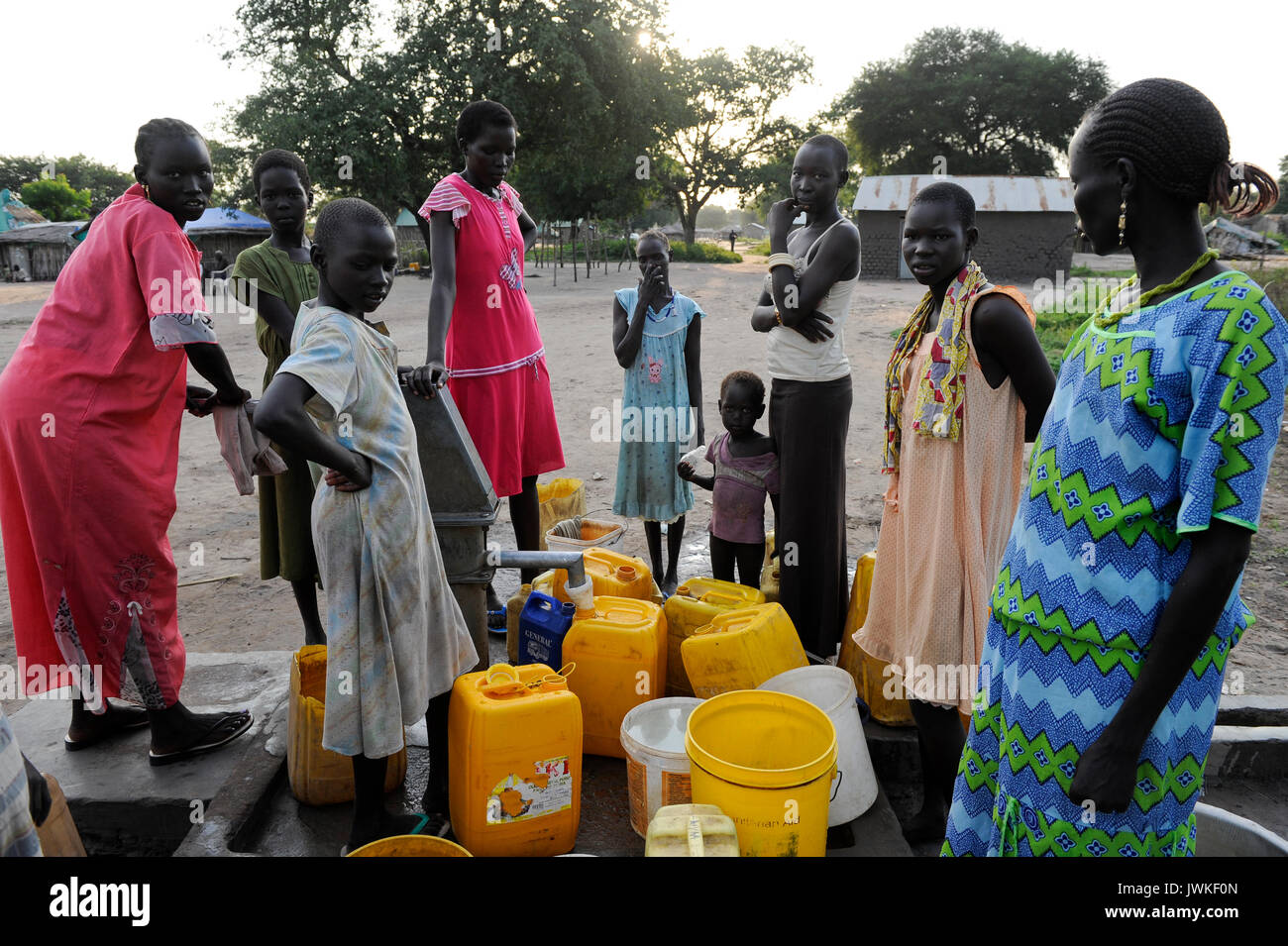 Süd-SUDAN, Rumbek, Wasserversorgung, die Frauen holen das Wasser aus der Pumpe set/SÜD-SUDAN, Rumbek, Wasserversorgung, Frauen holen Wasser von einem Brunnen Stockfoto