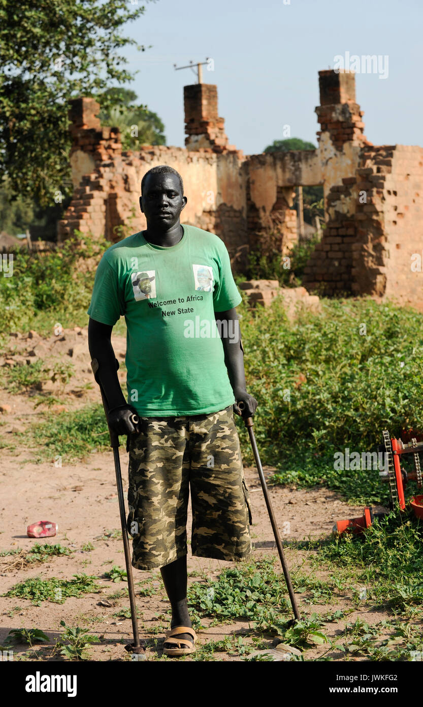 SÜDSUDAN Bahr al Ghazal Region, Lakes State, Stadt Rumbek, Kriegshelden der SPLA im Heroes Center, Soldat mit Kriegsverletzung vor dem Ruingebäude, auf T-Shirt ein Bild von John Garang Stockfoto