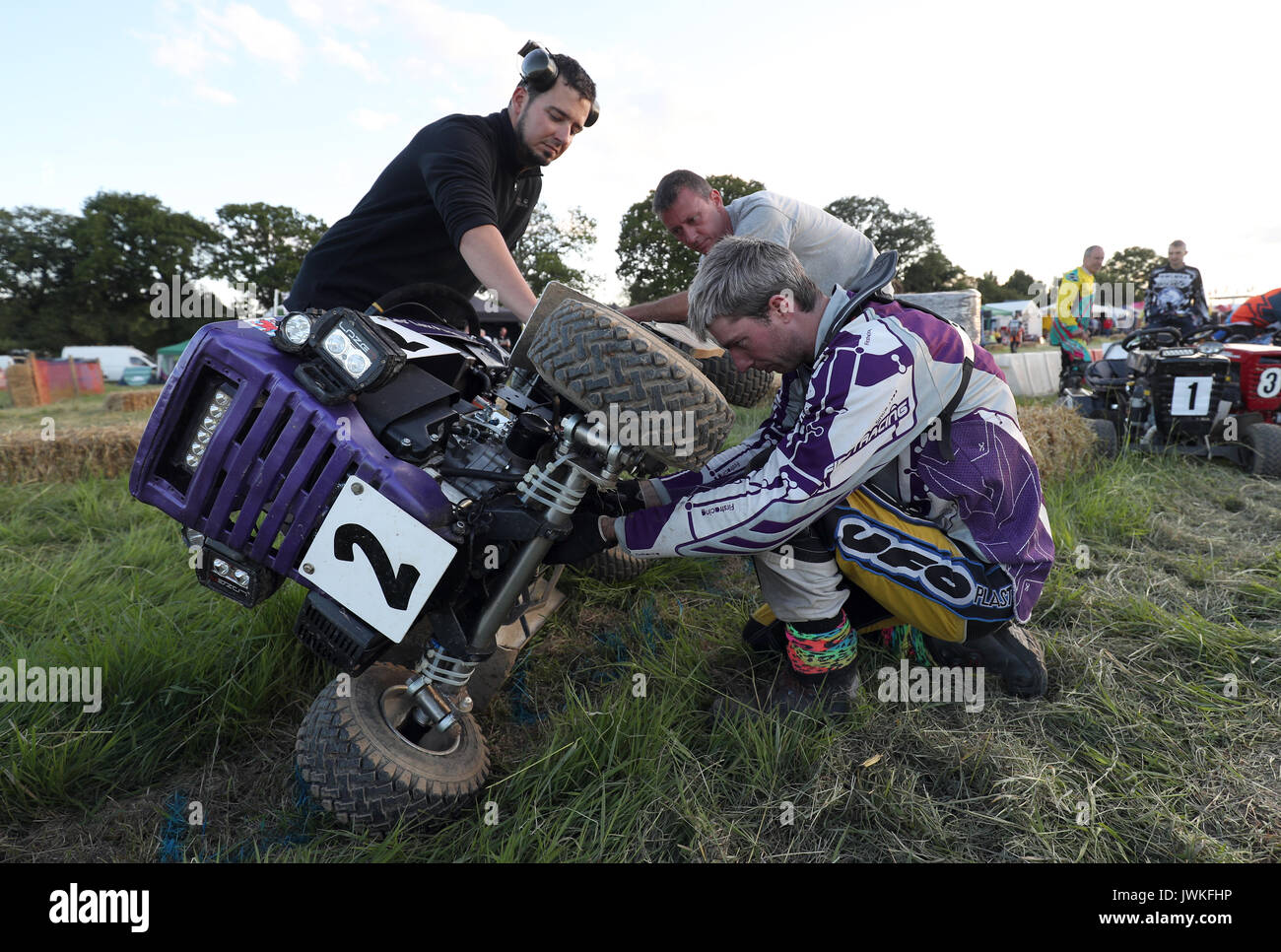 Ein Team Ihren Rasenmäher überprüfen Sie vor Beginn der britischen Rasenmäher Racing Association 12 Stunden-Rennen bei fünf Eichen in der Nähe von Billingshurst in West Sussex. Stockfoto